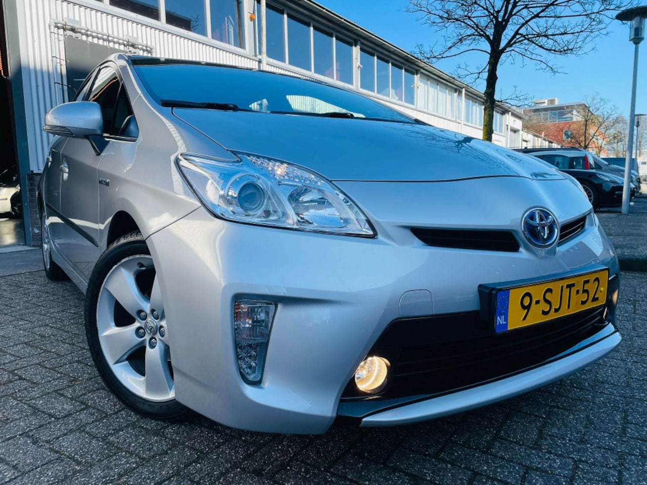 Toyota Prius - 1.8 Business Hybrid NAVI HALF LEDER CAM HEAD UP - AutoWereld.nl