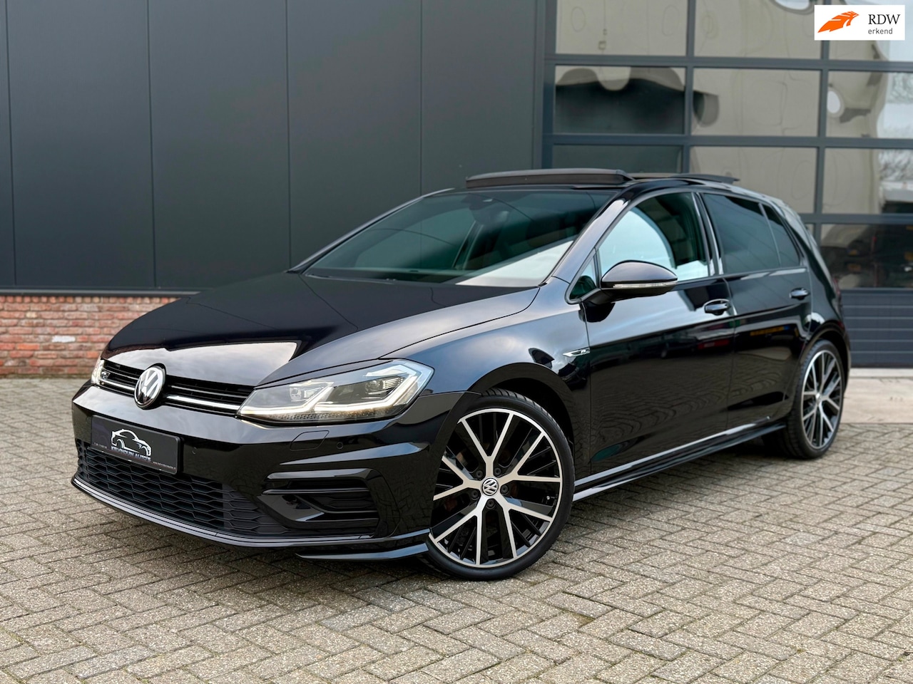 Volkswagen Golf - 1.5 TSI R-Line 150pk Pano/Virtual/Keyless/19inch - AutoWereld.nl