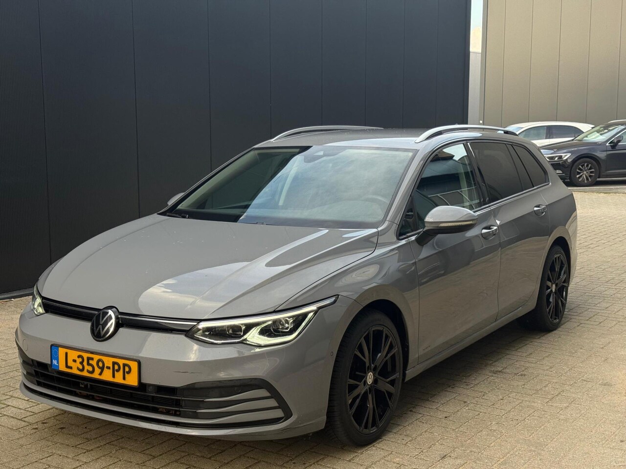 Volkswagen Golf Variant - 1.5 eTSI Life Nardo Grey Trekhaak Sportvelgen Dealer onderhouden - AutoWereld.nl