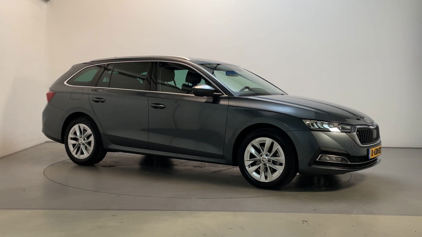 Skoda Octavia Combi - 1.0 e-TSI DSG Business Edition Navigatie Parkeersensoren Virtual Cockpit DAB+ - AutoWereld.nl
