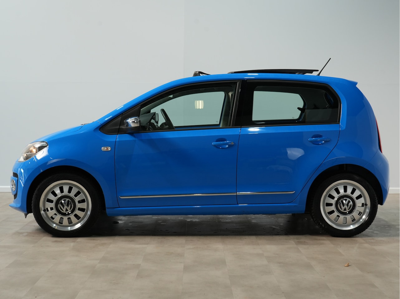 Volkswagen Up! - 1.0 60pk high up! BlueMotion Panorama Navigatie Cruise Pdc Bleutooth - AutoWereld.nl