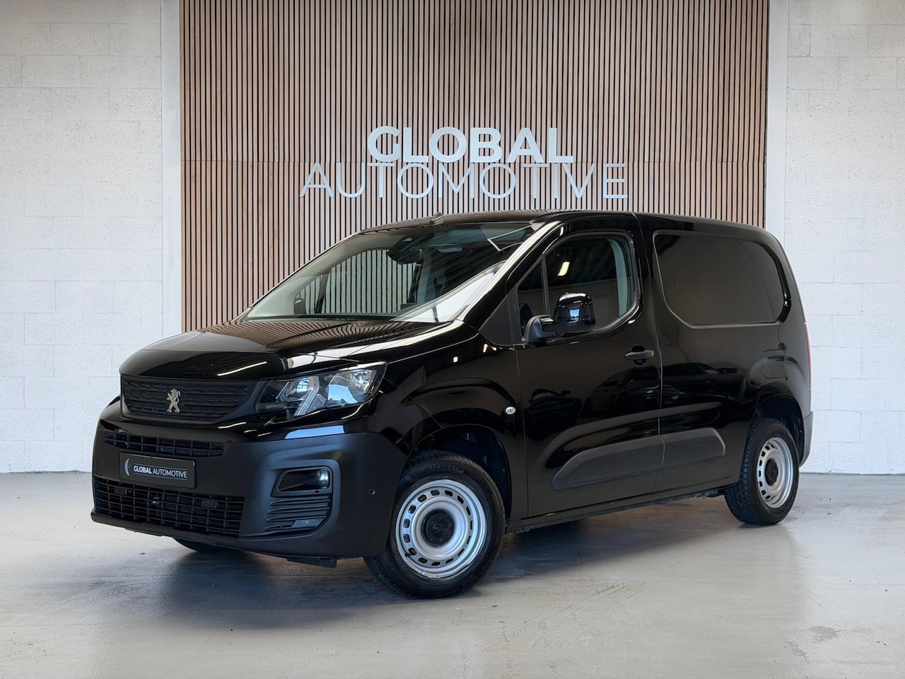 Peugeot Partner - 1.2 PureTech Premium | PDC | Carplay | 3P - AutoWereld.nl