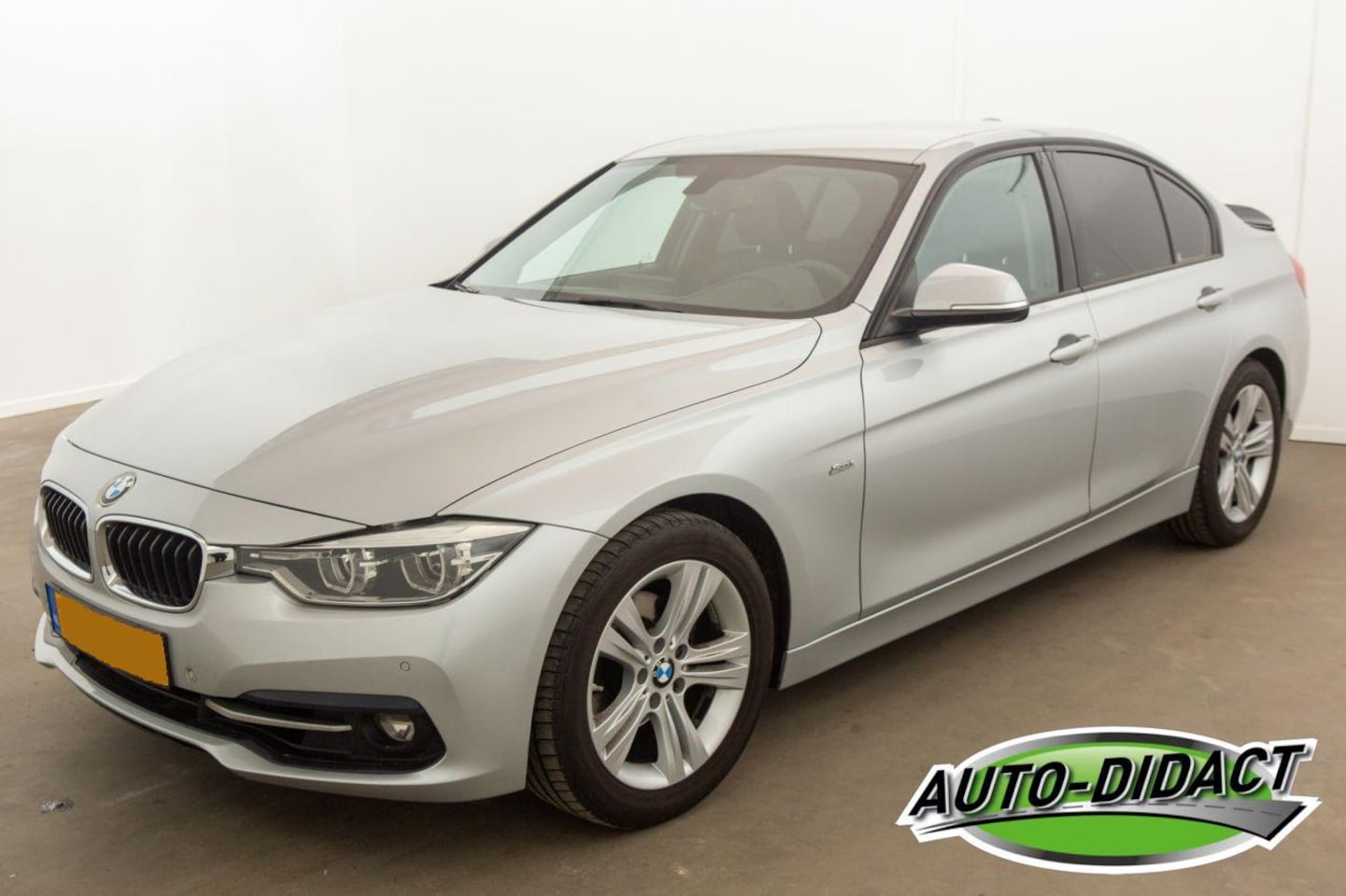BMW 3-serie - 320i Automaat Clima Navi Leder Corporate Lease High Executive - AutoWereld.nl