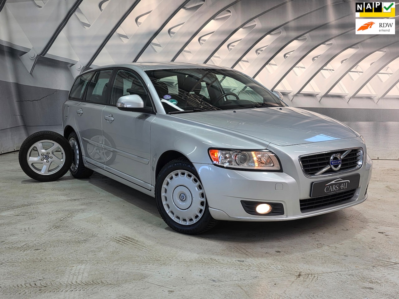 Volvo V50 - 2.0 Sport 2 setjes wielen - AutoWereld.nl