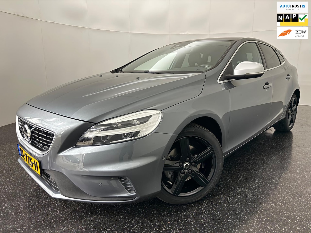 Volvo V40 - 2.0 T4 R-Design Sport / Pano / Leder / Keyless - AutoWereld.nl