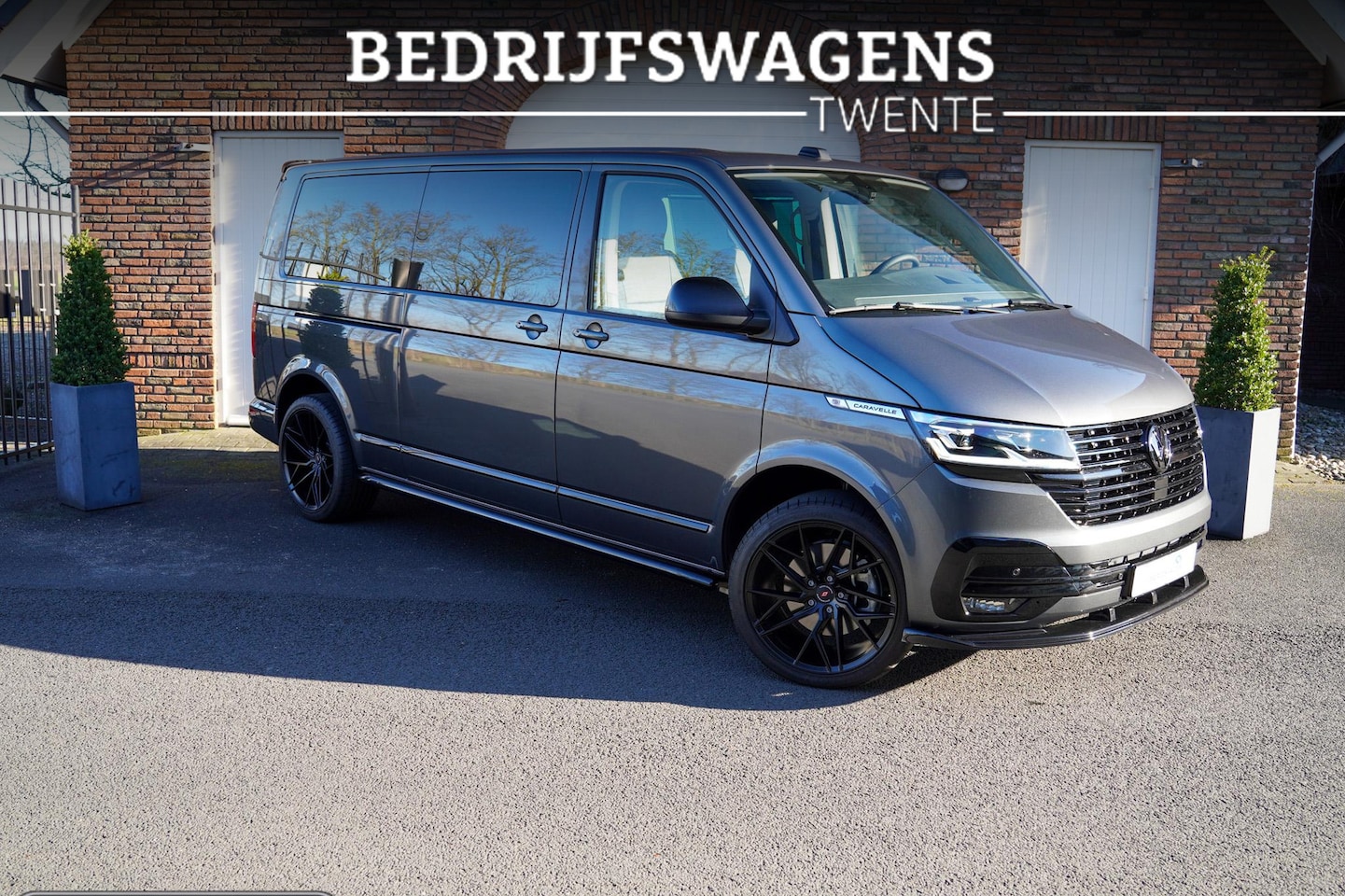 Volkswagen Transporter - 2.0 TDI 204 pk DSG Aut. Highline Edition Dubbel Cabine 2x Elek. Schuifdeur, 20" LMV, Zwart - AutoWereld.nl