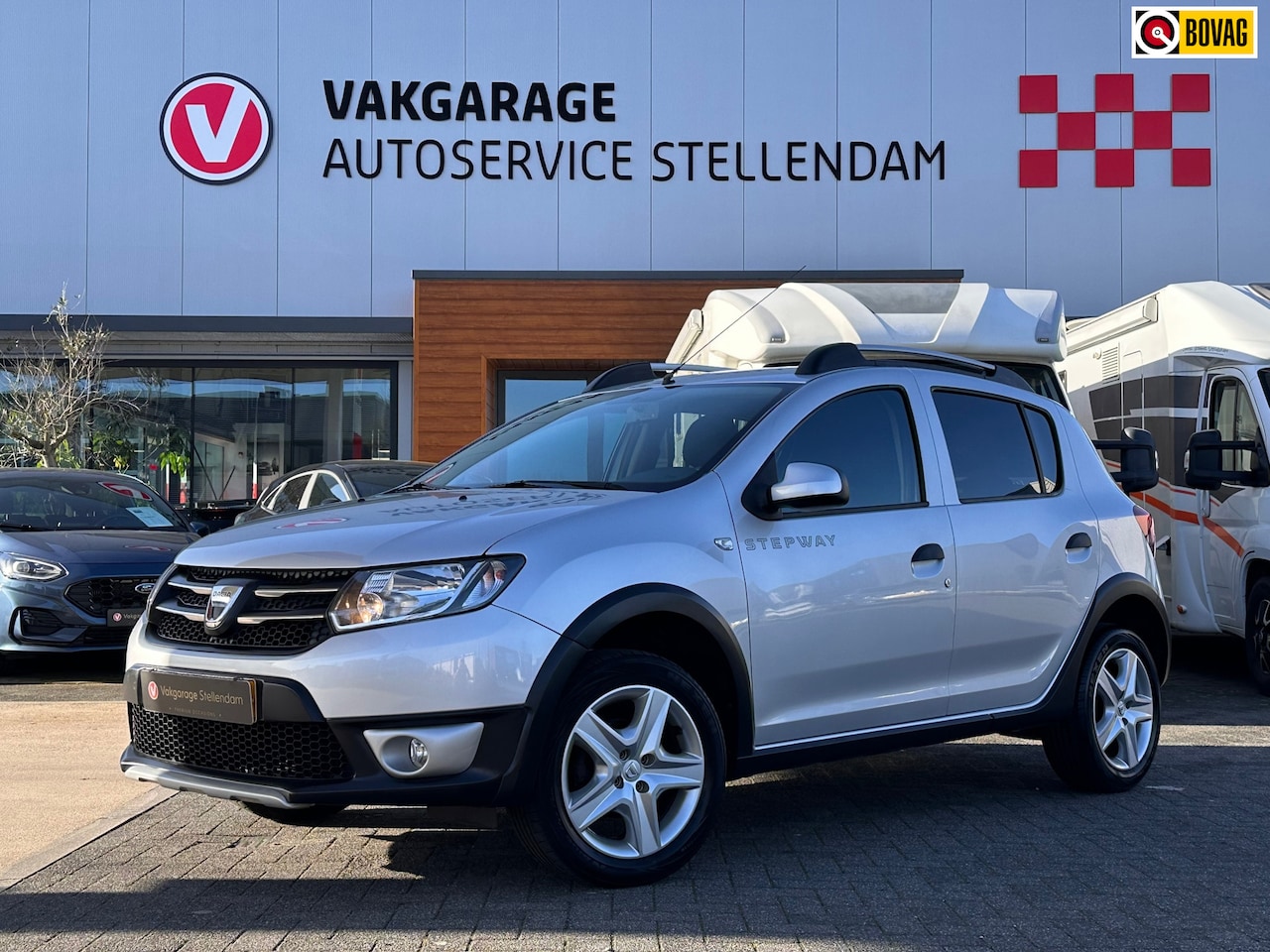 Dacia Sandero Stepway - 0.9 TCe Lauréate|TREKHAAK|Navi|Cruise Control|Airco|Bluetooth - AutoWereld.nl