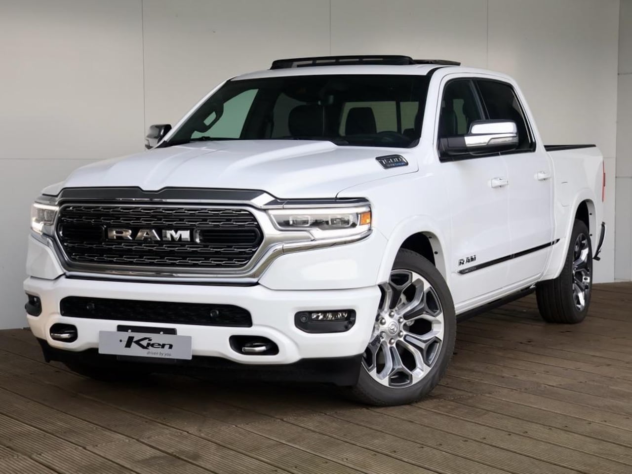 Dodge Ram 1500 - 5.7 V8 4x4 Crew Cab Limited | Pano | elektrische treeplanken | 360 Camera | - AutoWereld.nl