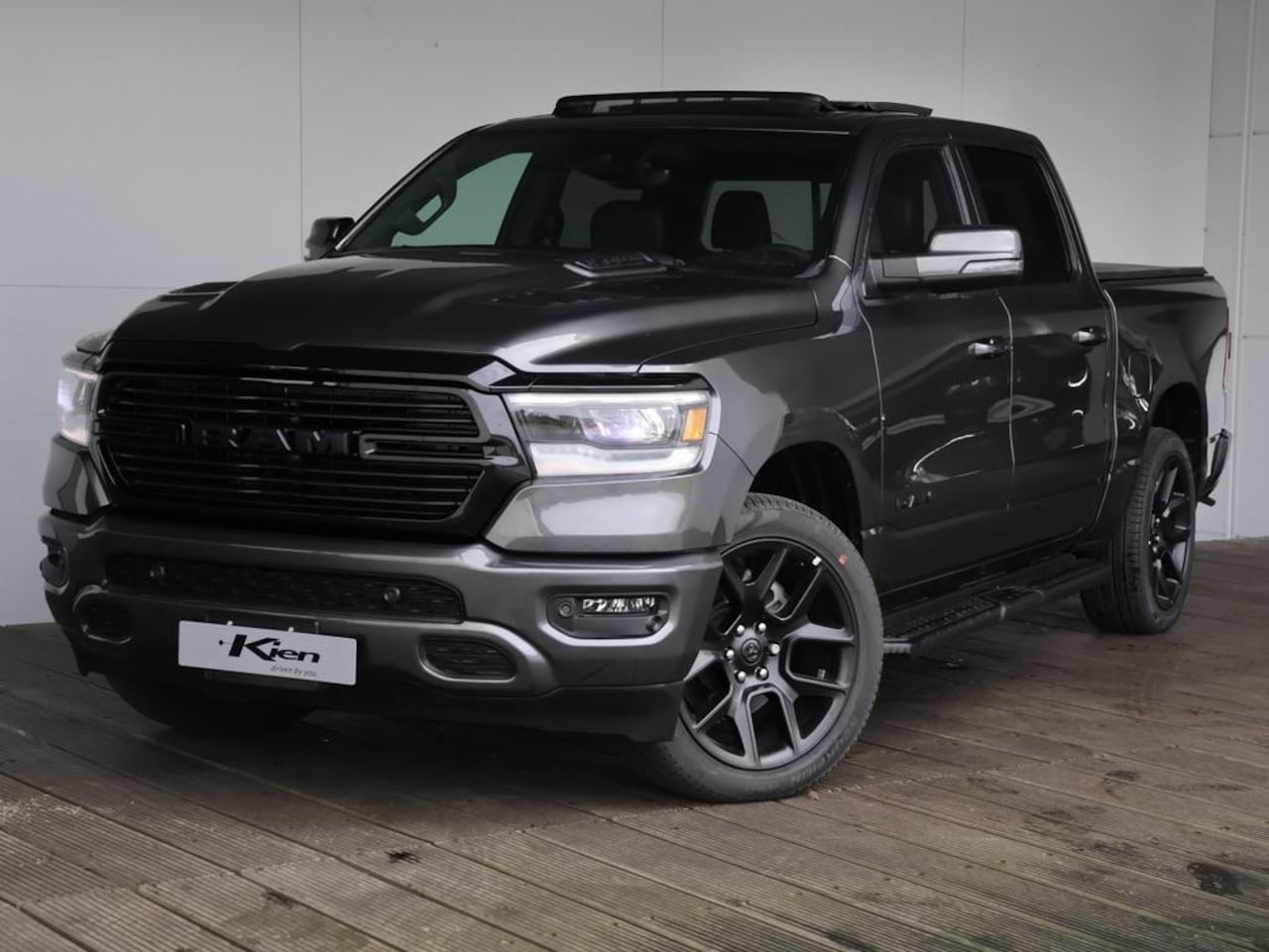 Dodge Ram 1500 - 5.7 V8 4x4 Crew Cab Night Edition | Pano-Dak | Groot Navi | Elektrisch Sidebars - AutoWereld.nl