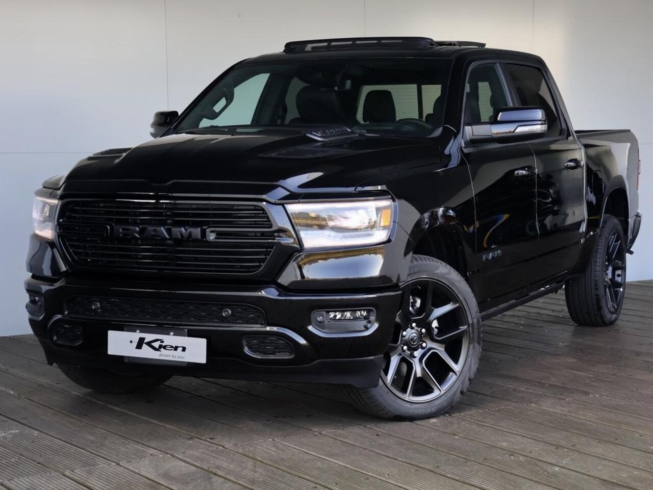 Dodge Ram 1500 - 5.7 V8 4x4 Crew Cab Sport Night Edition | Pano-Dak | Groot Navi | Elektrisch Sidebars - AutoWereld.nl