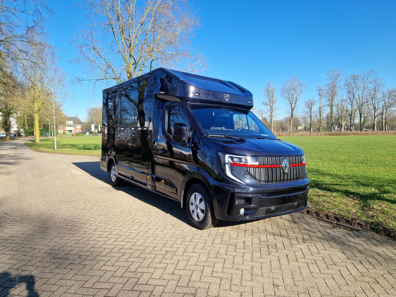 Renault Master Pro - MTM S3 EXCLUSIVE ! Nieuw model paardenwagen voor 2 paarden met een Pro-Safety hengsten uit - AutoWereld.nl