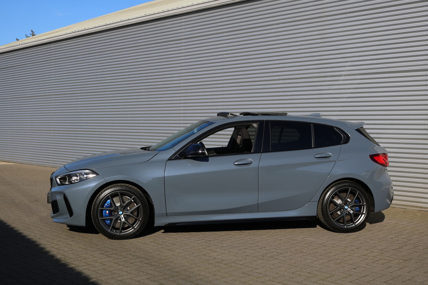 BMW 1-serie - M135i xDrive High Executive M135i xDrive High Executive (Panodak Sportleder/Memory Carplay HeadUp HarmanKardon Camera - AutoWereld.nl