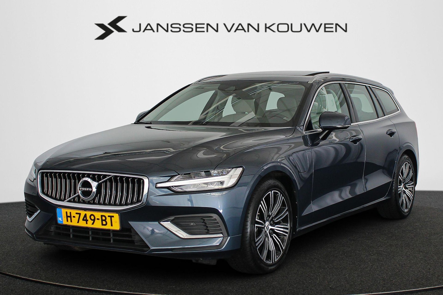 Volvo V60 - 2.0 T6 Twin Engine AWD Inscription Pano Stoelverwarming Camera - AutoWereld.nl