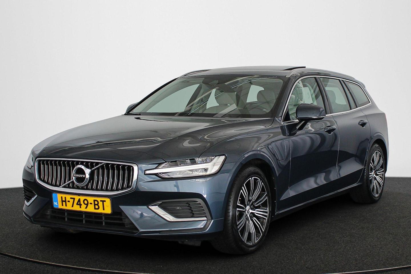 Volvo V60 - 2.0 T6 Twin Engine AWD Inscription Pano Stoelverwarming Camera - AutoWereld.nl
