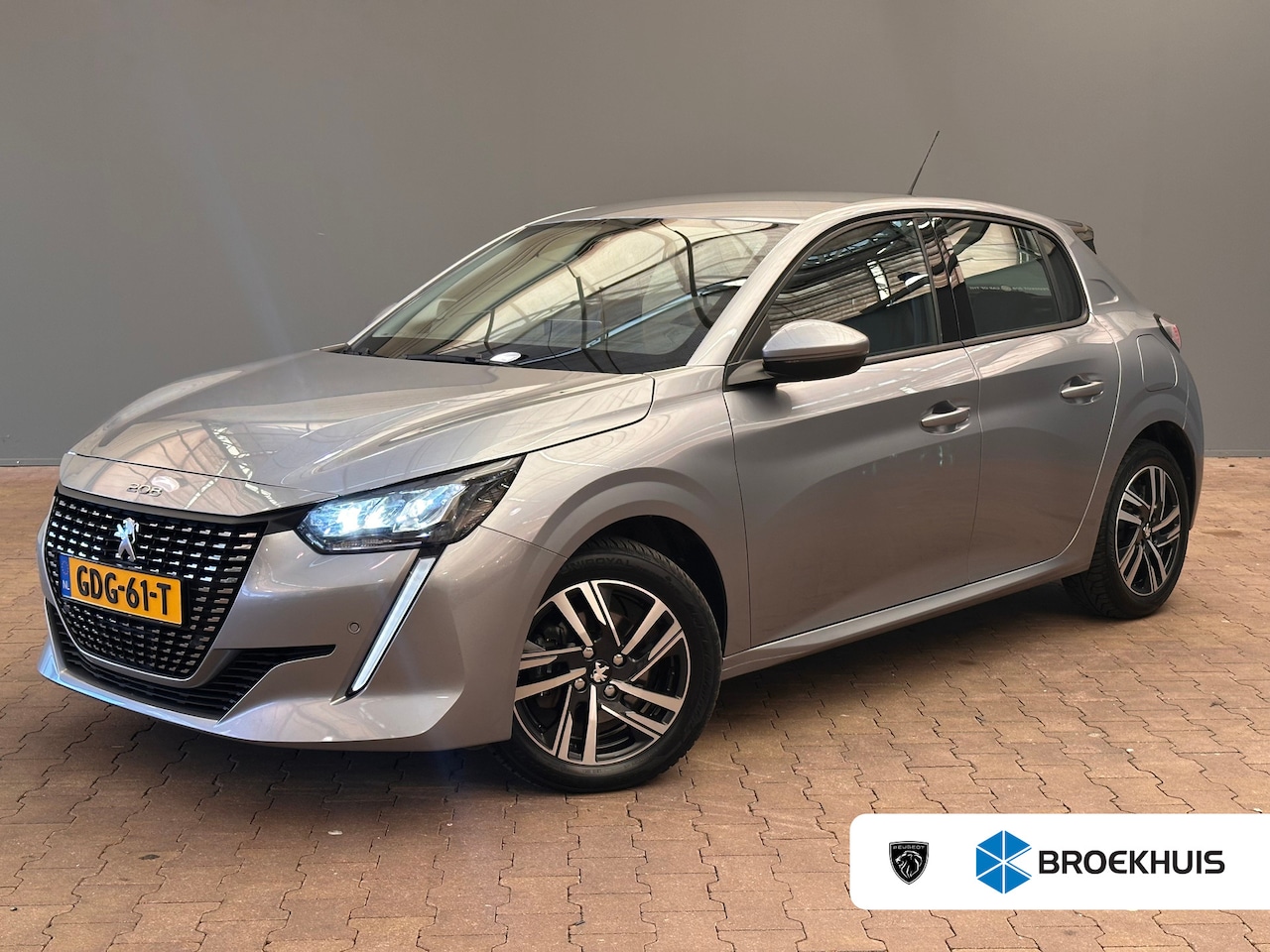 Peugeot 208 - 1.2 PureTech Blue Lease Allure Navigatie | Camera | Parkeersensoren Rondom | 17" Lichtmeta - AutoWereld.nl