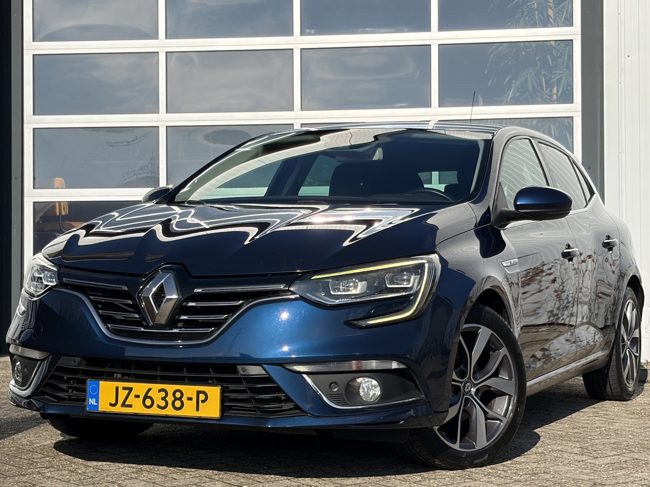 Renault Mégane - 1.2 TCe Bose 131pk | Achteruitrijcamera | Bluetooth | Cruise control | Dab | Lederen bekle - AutoWereld.nl