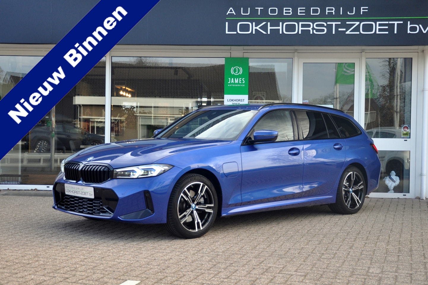 BMW 3-serie Touring - 330e | HUD | Trekhaak | Portimao Blue Metallic - AutoWereld.nl