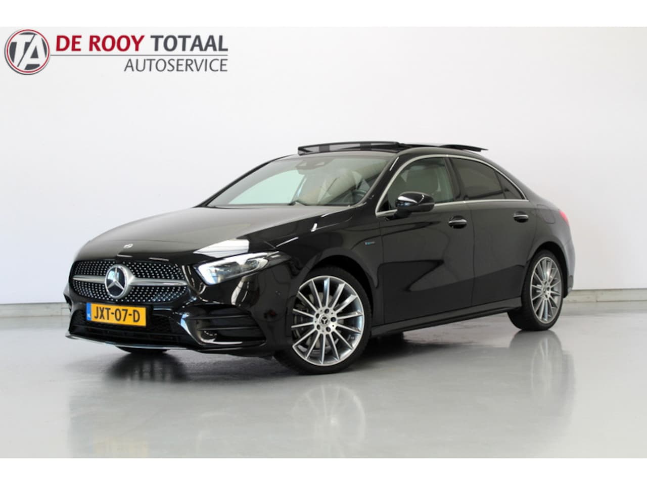 Mercedes-Benz A-klasse - 250 e Premium Plus AMG-Line | RIJKLAAR | PANORAMADAK | 360GR CAMERA | LEER/ALCANTARA - AutoWereld.nl