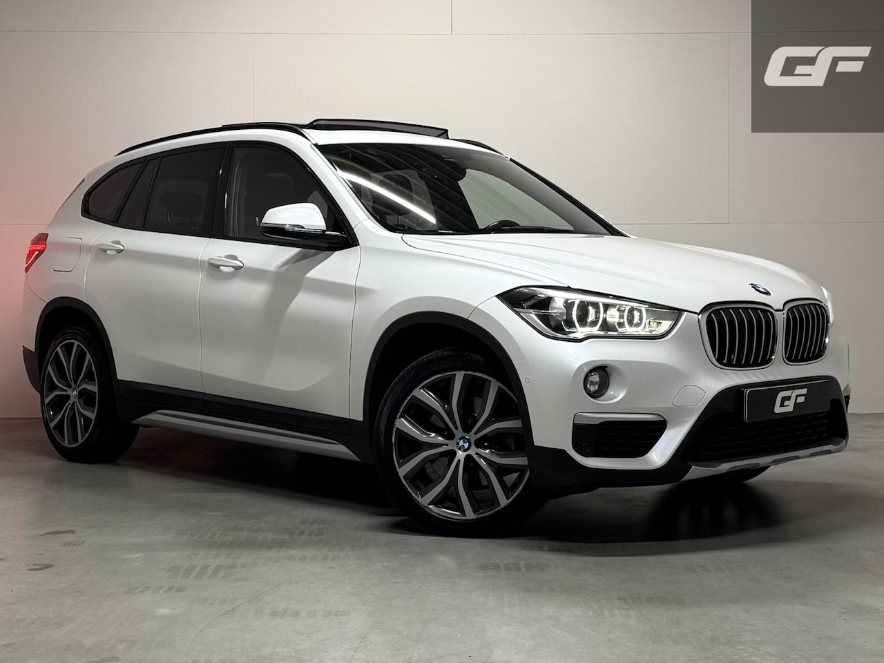 BMW X1 - sDrive20i Sport Pano Leer H/K HUD Sfeerverl NAP - AutoWereld.nl