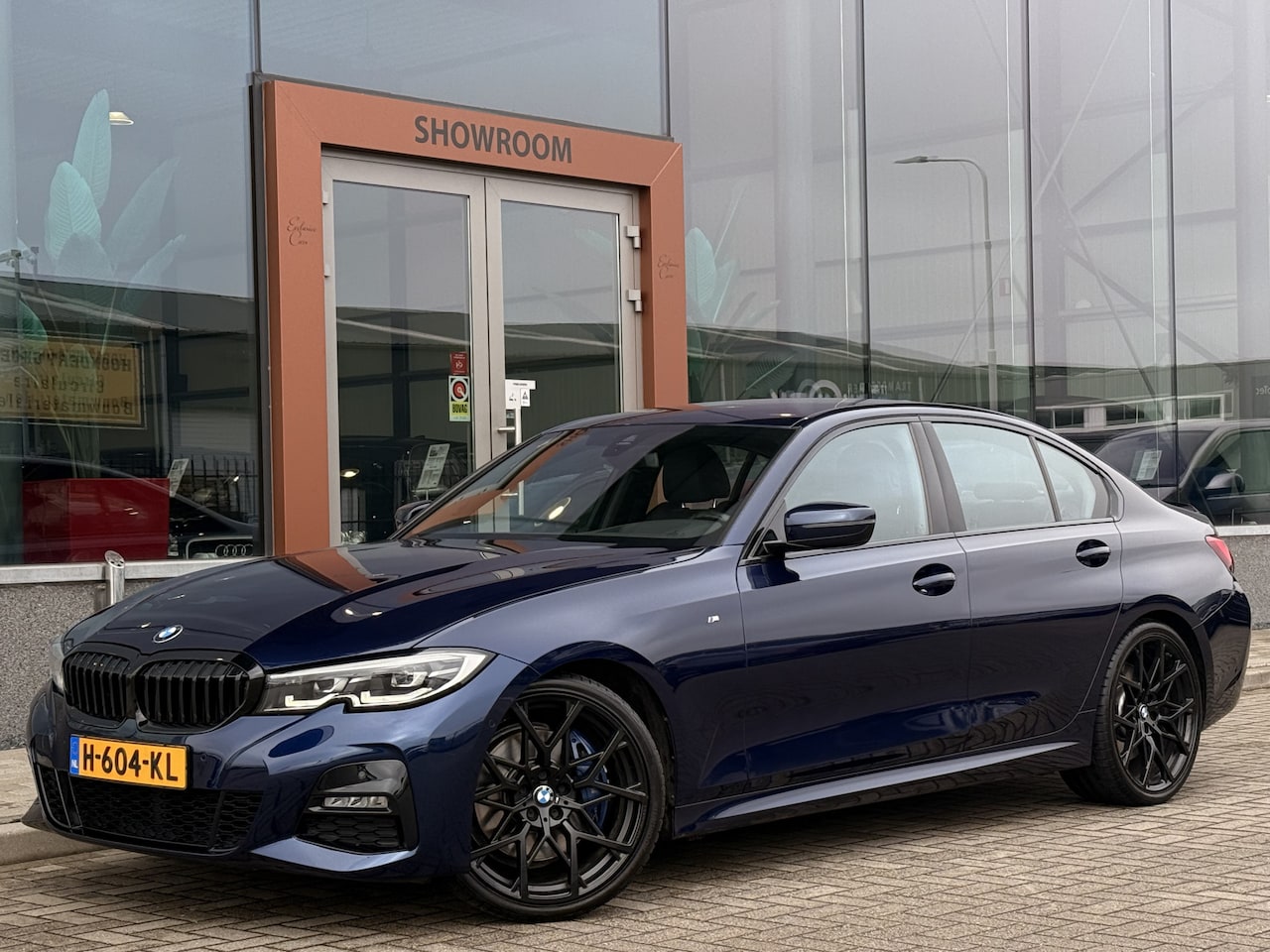 BMW 3-serie - 320i High Executive Edition | Head-Up | Led | Leder | Hifi | Achteruitrijcamera | - AutoWereld.nl