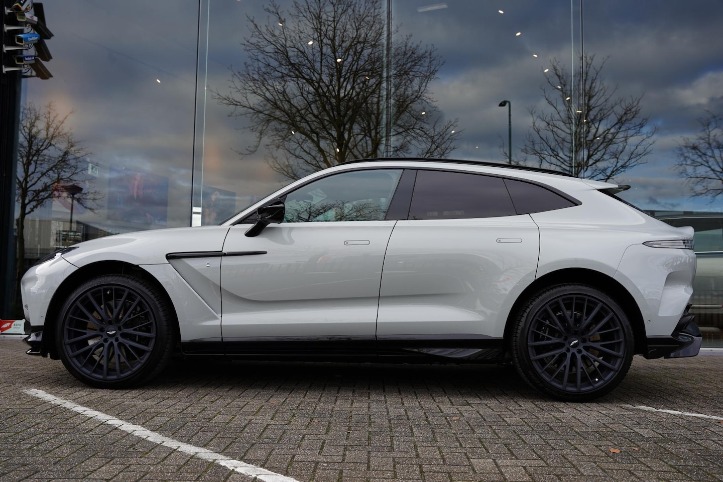 Aston Martin DBX - 4.0 V8 707 GERESERVEERD - AutoWereld.nl