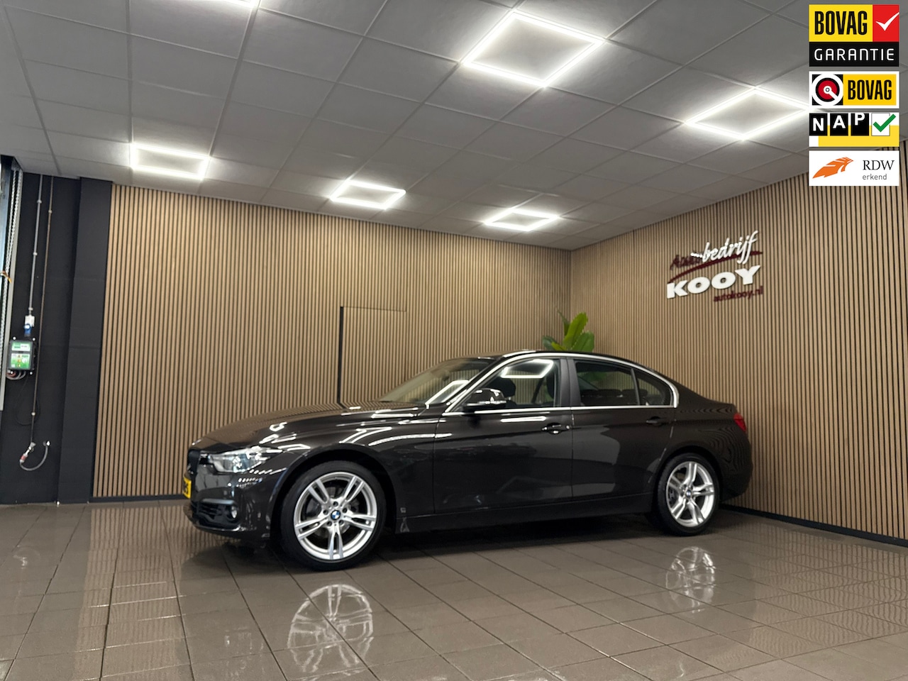 BMW 3-serie - 318i Corporate Lease Executive * Automaat / Navigatie / Camera / NL Auto * - AutoWereld.nl