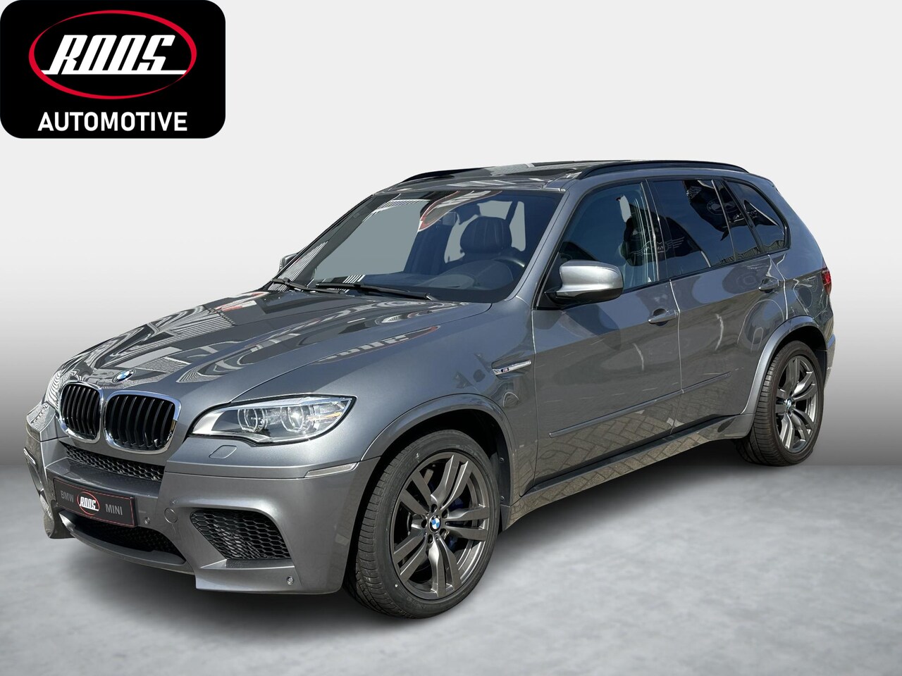 BMW X5M - 4.4i 555pk Akrapovic | Facelift  | Panodak | Keyless entry & Go - AutoWereld.nl