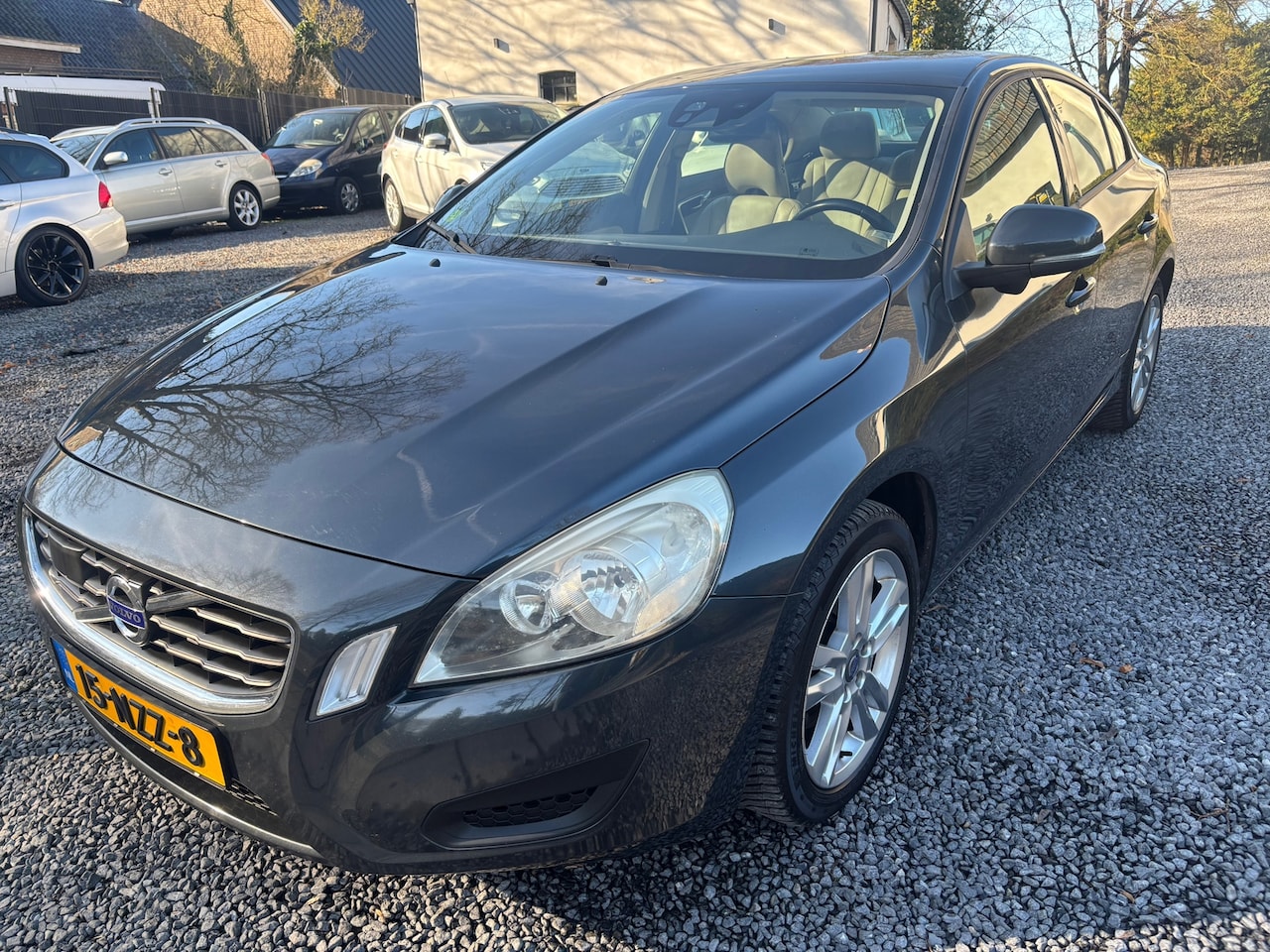 Volvo S60 - 1.6 T3 Kinetic 1.6 T3 Kinetic NIEUWSTAAT - AutoWereld.nl