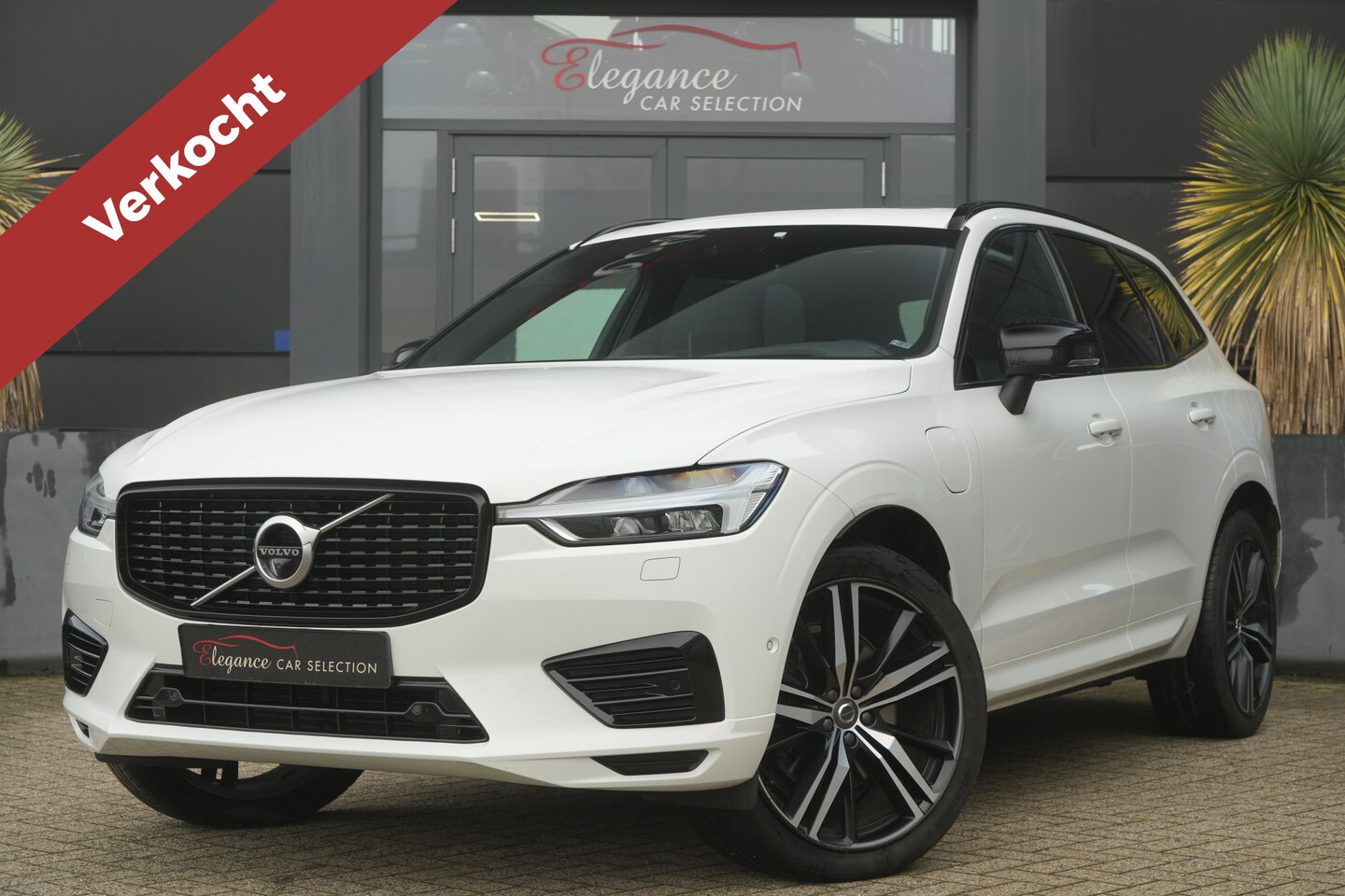 Volvo XC60 - 2.0 T8 Recharge AWD R-Design 392pk Panoramadak/Stoelverwarming/360Camera - AutoWereld.nl