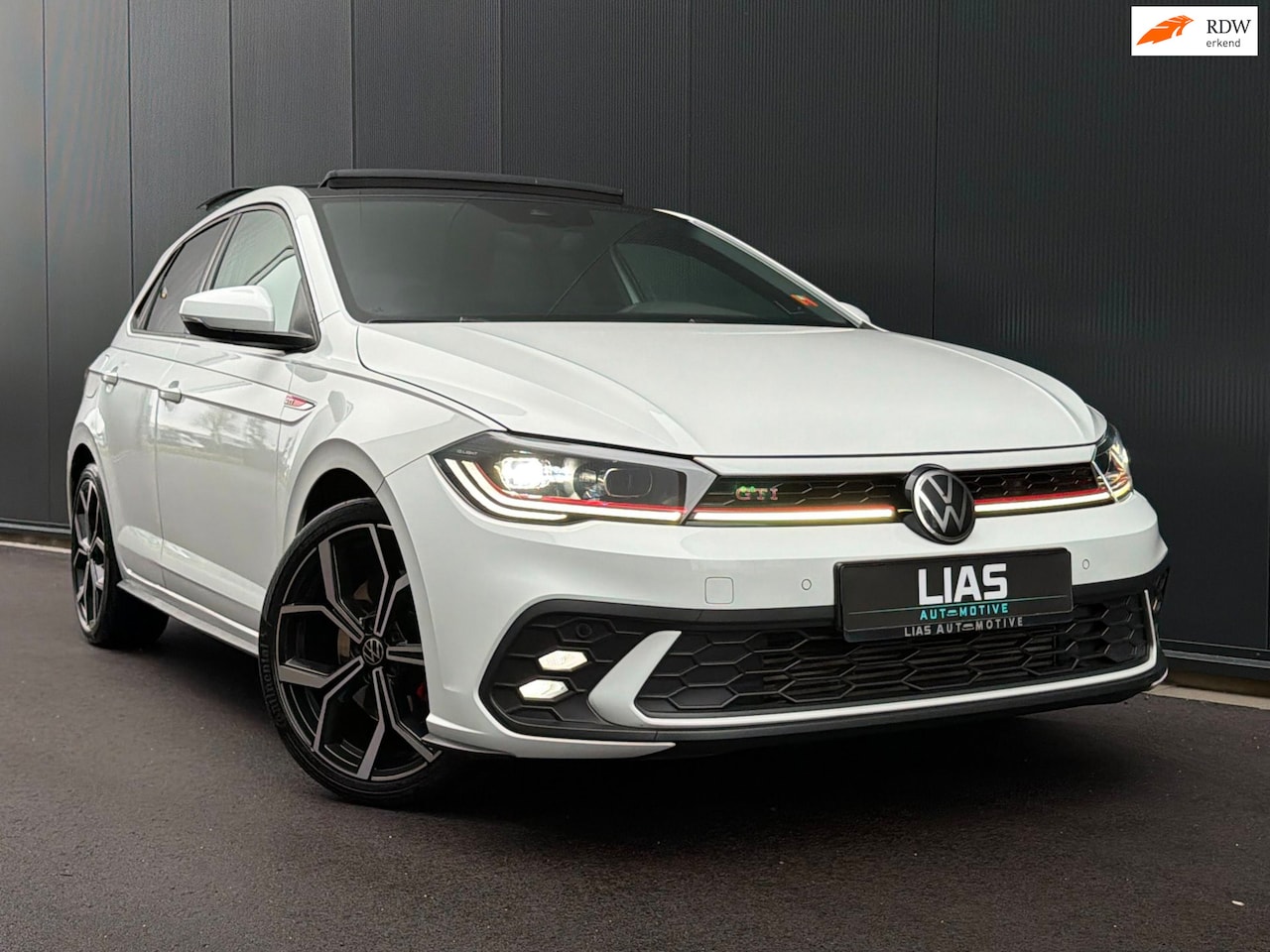 Volkswagen Polo - 2.0 GTI / PANO / DSG / Keyless / Beats audio / IQ lights / 18 inch Faro velgen / Digitale - AutoWereld.nl