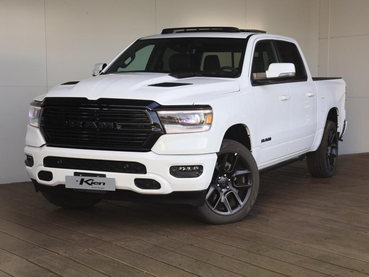 Dodge Ram 1500 - 5.7 V8 4x4 Crew Cab Sport Night edition | Pano-Dak | Groot Navi | Elektrisch Sidebars - AutoWereld.nl