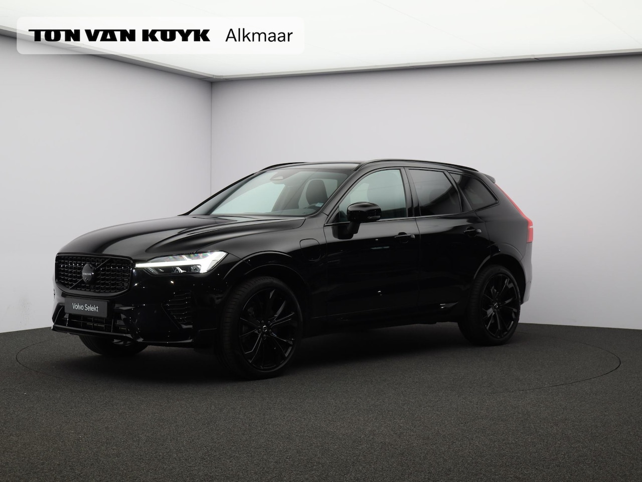 Volvo XC60 - 2.0 T6 Plug-in hybrid AWD Plus Black Edition / Trekhaak / Pano. Dak / 360 camera / Stoel-, - AutoWereld.nl