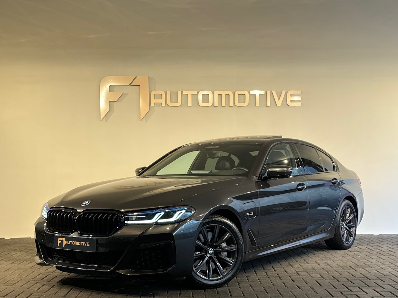 BMW 5-serie - 545e xDrive High Executive M Sport Pano|Memory - AutoWereld.nl