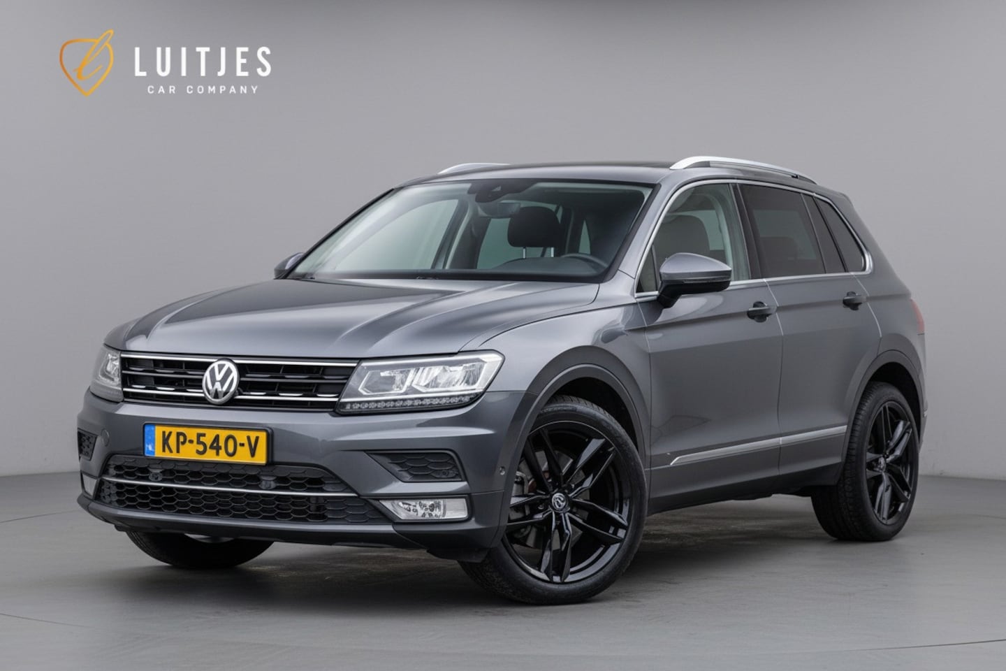 Volkswagen Tiguan - 2.0 TSI 180pk 4Motion Highline I Pano-dak I Stoelmassage I 1e-eig I NL-auto I Dealer-onder - AutoWereld.nl