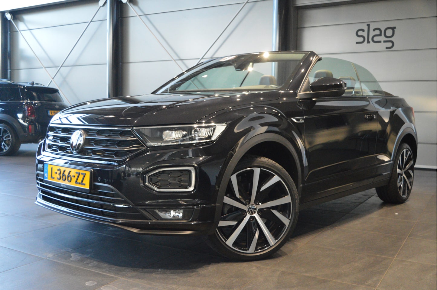 Volkswagen T-Roc Cabrio - 1.5 TSI 3X R-LINE Black Style navi camera trekhaak 19 inch !! - AutoWereld.nl