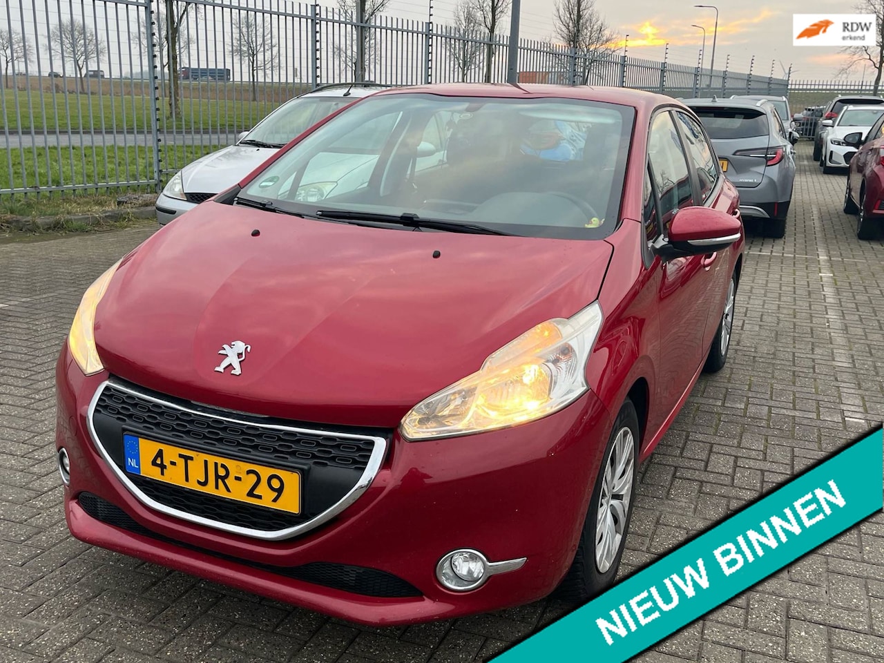Peugeot 208 - 1.2 VTi Active 5-deurs 2e eig. Airco Cruise Trekhaak Zuinig - AutoWereld.nl