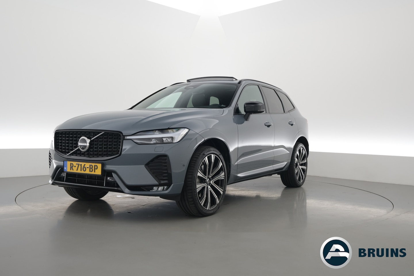 Volvo XC60 - 2.0 B4 R-Design | Pano-dak | 360 camera | ACC | 21 inch | Sportstoelen | H&K Audio | - AutoWereld.nl