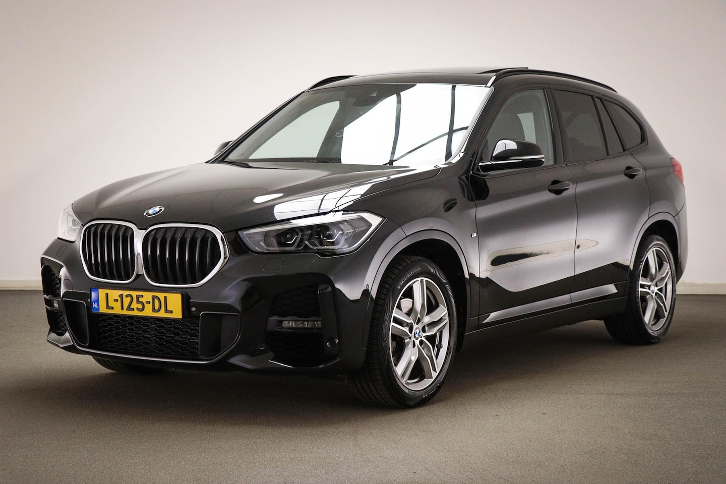 BMW X1 - sDrive18i M-Sport High Executive | PANORAMADAK | DAB | CAMERA | 18" - AutoWereld.nl