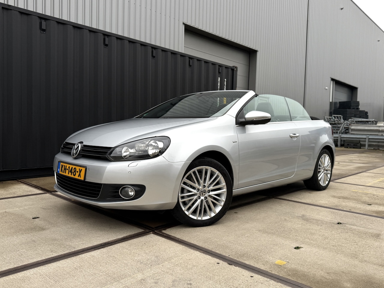 Volkswagen Golf Cabriolet - 2.0 TDI Cup l BlueMotion l Camera l Trekhaak l Cruise l Clima l Bluetooth - AutoWereld.nl