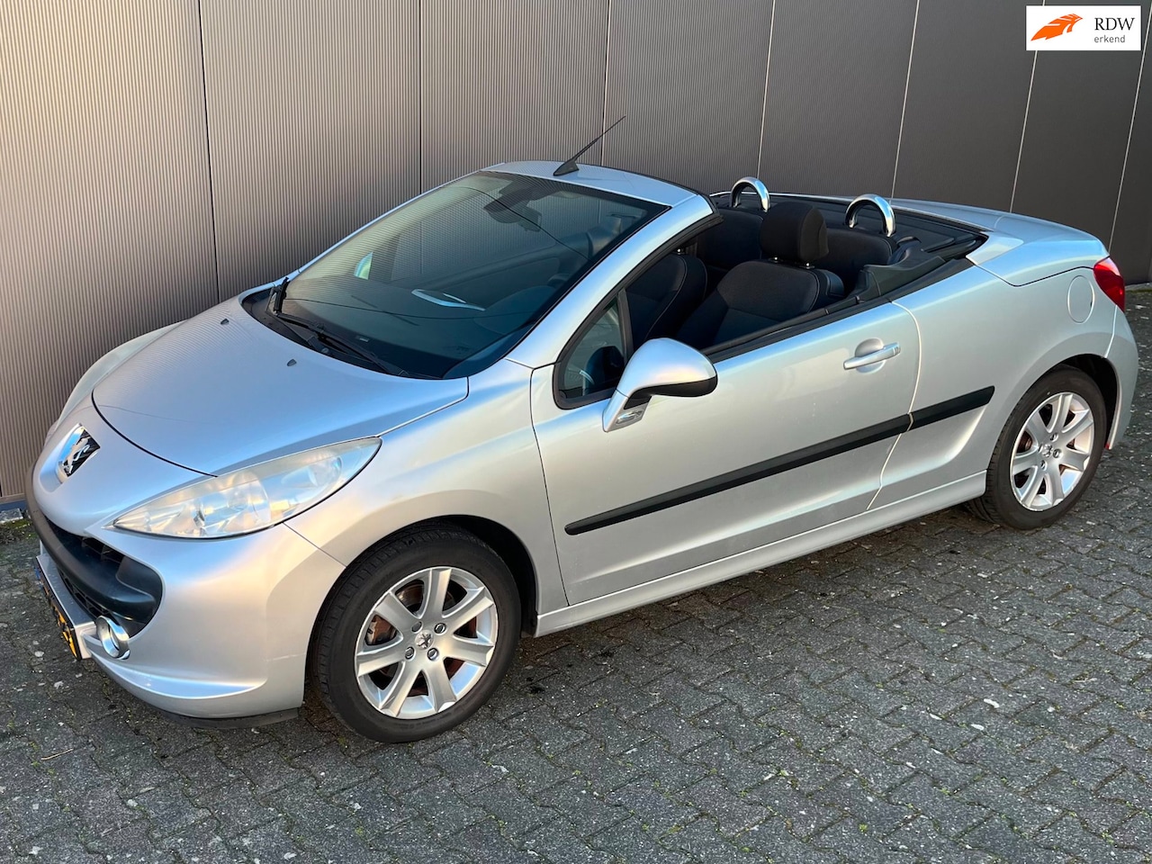Peugeot 207 CC - 1.6 VTi HET DAK GAAT ERAF !!! - AutoWereld.nl