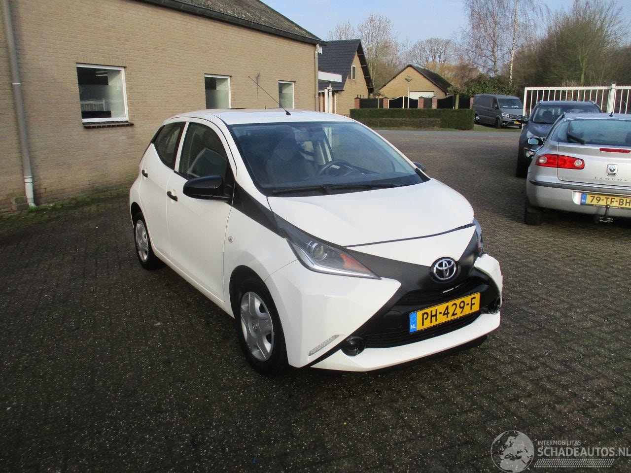 Toyota Aygo - 1.0 VVT-i x-now 1.0 VVT-i x-now - AutoWereld.nl