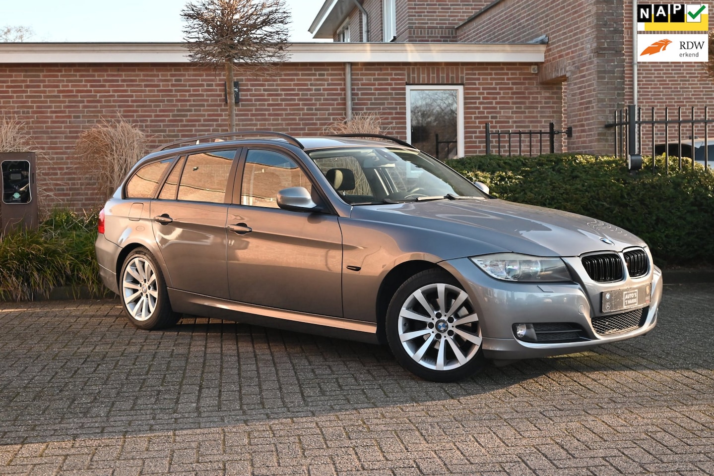 BMW 3-serie Touring - 318i Business Line 143 PK Aut. Navi Clima Cruise Trekhaak PDC 17'' - AutoWereld.nl