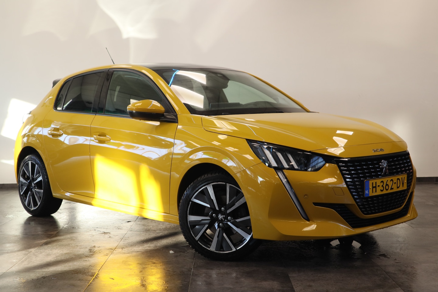 Peugeot 208 - 1.2 PureTech Allure Panoramadak Navigatie Full-led - AutoWereld.nl