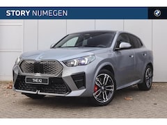 BMW iX2 - eDrive20 High Executive M Sport / Panoramadak / Trekhaak / Sportstoelen / Adaptieve LED /