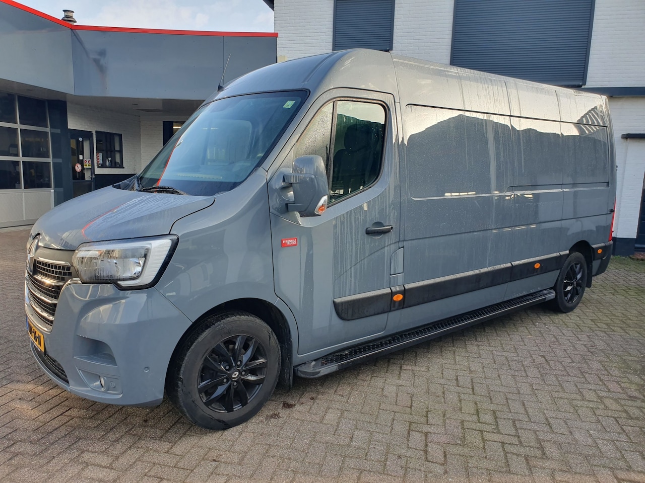 Renault Master - T35 2.3 dCi 180 PK L3H2 RED EDITION - AutoWereld.nl