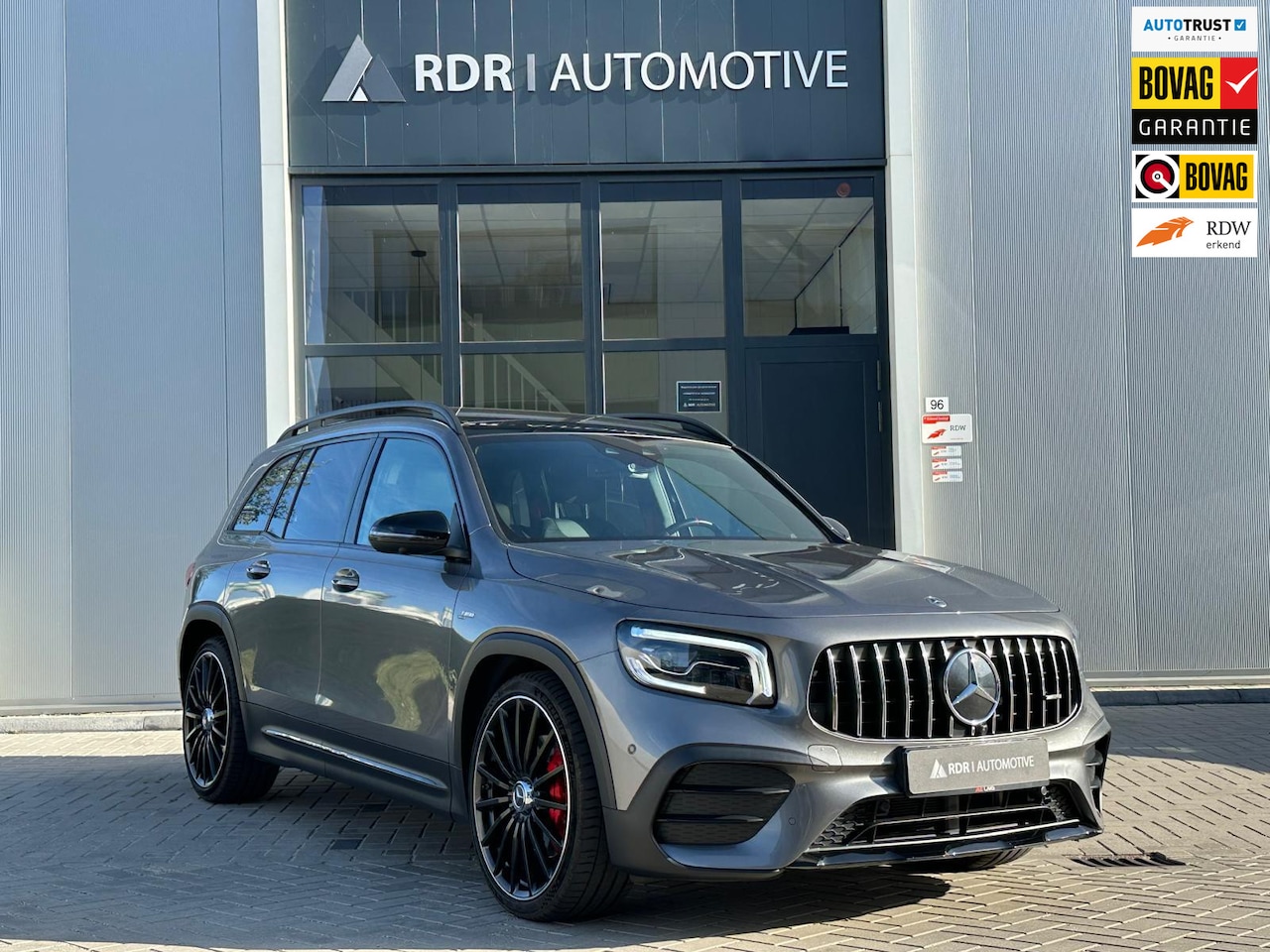 Mercedes-Benz GLB - GLB 35 AMG | 4MATIC | Pano | Keyless | Sfeerverlichting | - AutoWereld.nl