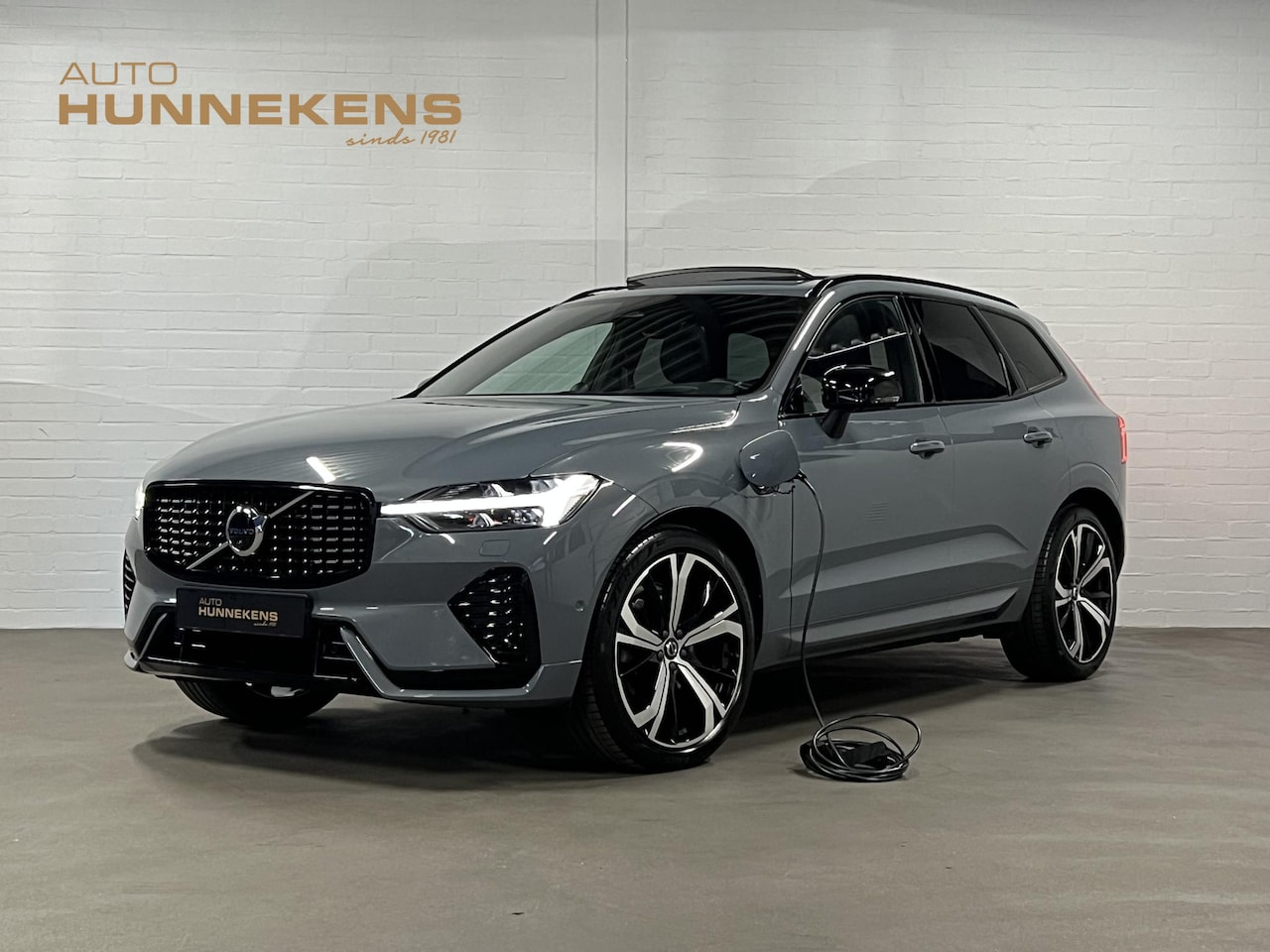 Volvo XC60 - 2.0 T6 Plug-in hybrid AWD R-Design Luchtvering | Trekhaak | Bowers & Wilkins | Open dak | - AutoWereld.nl
