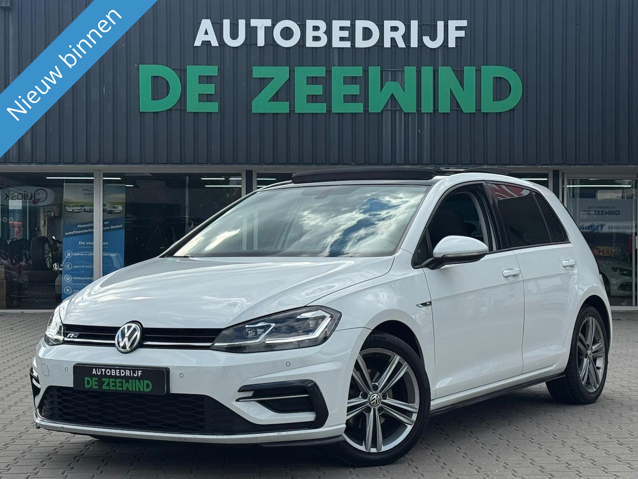 Volkswagen Golf - 1.0 TSI R-Line|Panoramadak|virtual cockpit - AutoWereld.nl
