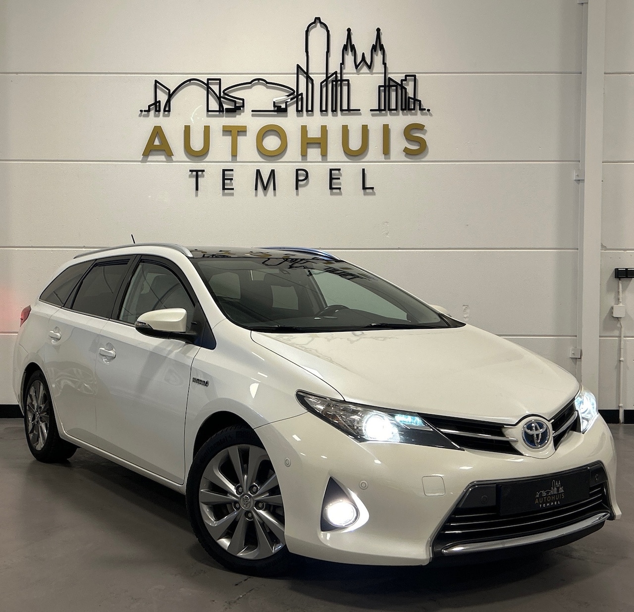 Toyota Auris Touring Sports - 1.8 Hybrid Executive Automaat Airco Led Keyless Camera Bluetooth Pano - AutoWereld.nl