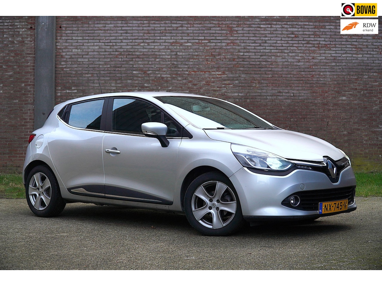 Renault Clio - 1.2 TCe Intens 1.2 TCe Intens, Navigatie, Airco, Cruise, Lichtmetalen Velgen, PDC achter. - AutoWereld.nl